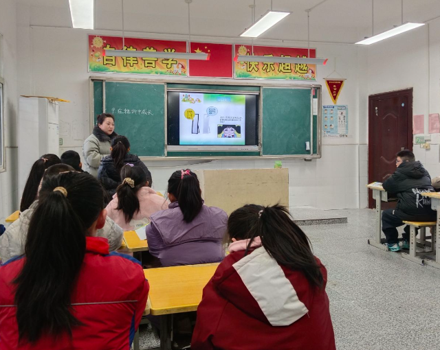 同学们正一起拼搭心情积木五颜六色的积木块在他们手中逐渐成型